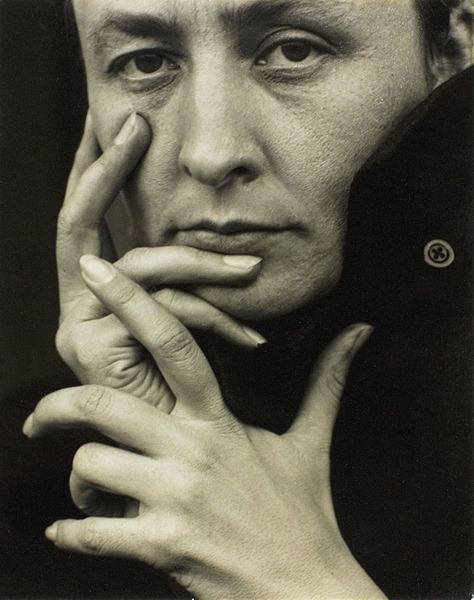 Georgia O'Keeffe: portret van Georgia O'Keeffe door Alfred Stieglitz in 1918, publiek domein via Wikimedia Commons