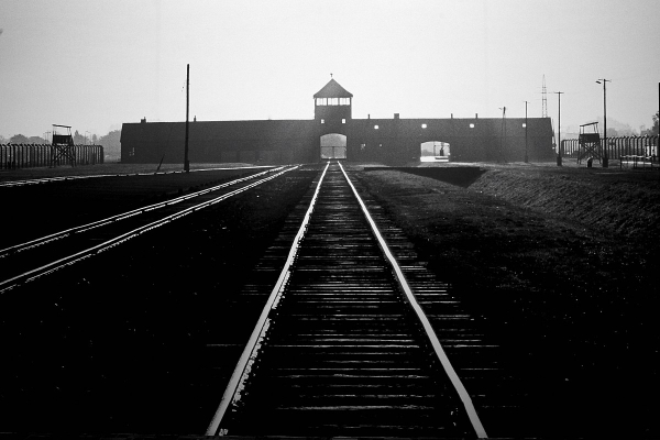 Spoorwegtoegang tot Auschwitz als muurfoto in Kazerne Dossin, Mechelen. DRG-fan via Wikimedia Commons, CC BY-SA 4.0