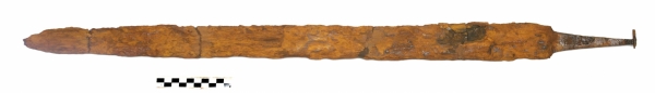 Hout kan in de nabijheid van metalen wel bewaren, zoals bij dit zwaard. © SPW - Archeologie