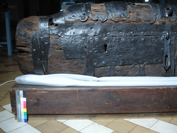 13e-eeuwse boomstamkoffer, Museum Vleeshuis Antwerpen. © Peter Taeymans/IPARC, België