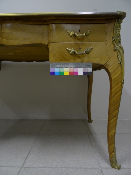 De kleur van het meubel is vaal, lichtbruin en bleek door invloed van het licht. © Peter Taeymans/IPARC, België.