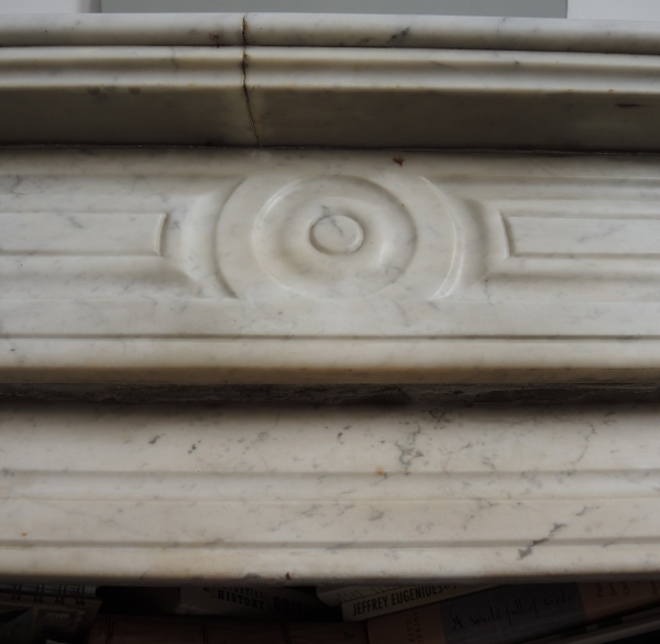 Detail van een schouw. Het witte marmer is vergeeld door het gebruik van de schouw, privécollectie. © foto Linda Temmink IPARC