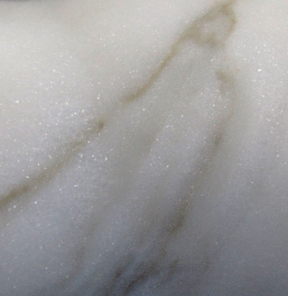 Wit geaderd marmer met glinsteringen door suikerachtige kristallen. © Linda Temmink/IPARC, België
