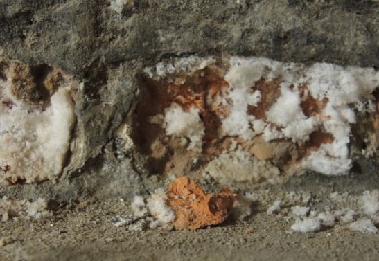 Baksteen waar een schilfer van afgevallen is door de uitzetting van de kristalliserende zouten. Trap in een 15e-eeuws huis. © Foto: Linda Temmink, IPARC