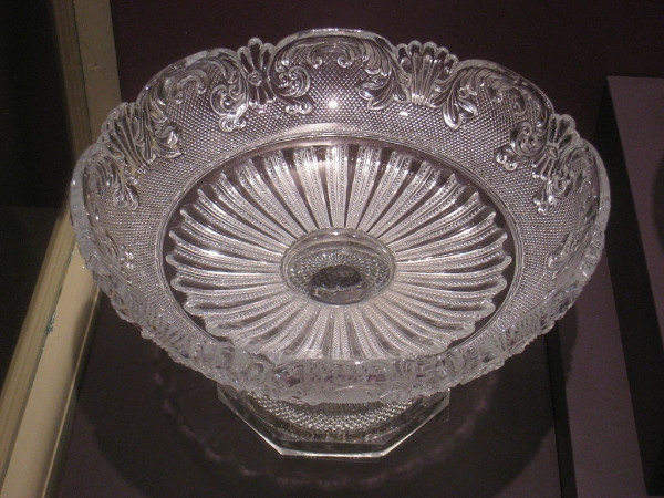 Geperst glas, DAR museum. Daderot via Wikimedia commons, publiek domein