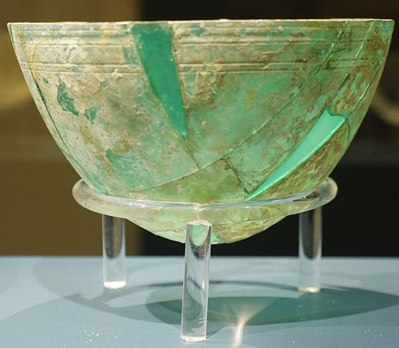 Hellenistische kom uit transparant glas. Nationaal Archeologisch Museum van Taranto. Berthold Werner via Wikimedia Commons, CC BY-SA 3.0