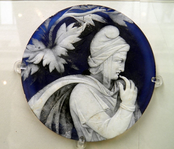 Een denkende Priam, uitgevoerd in cameoglas. The Portland Vase Disc, British Museum. Carole Raddato via Wikimedia Commons, CC BY-SA 2.0