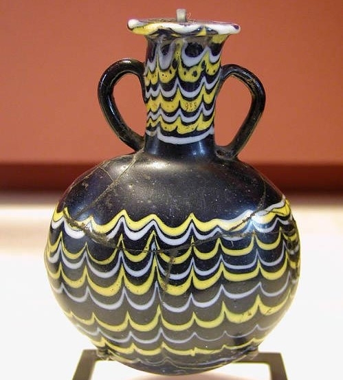 Kernglastechniek. Glazen kan, Egypte. Collectie Louvre. Jon Bodsworth via Wikimedia commons, vrij gebruik