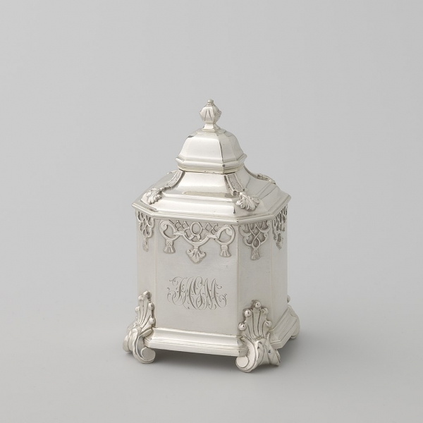 Achtkantige theebus van zilver, BK-15763. Rijksmuseum via Wikimedia commons, CC0 1.0