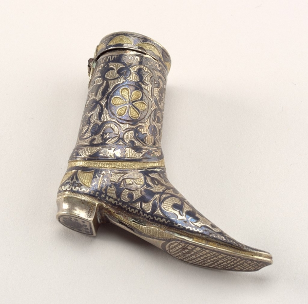 Boot Matchsafe, late 19th century (CH 18534069). Gift of Stephen W. Brener and Carol B. Brener. Cooper Hewitt, Smithsonian Design Museum via Wikimedia Commons, publiek domein