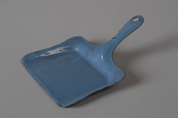 Lichtblauw geëmailleerd miniatuur stofblik met steel met ophanggaatje, objectnr 33149-H. Museum Rotterdam via Wikimedia Commons, CC BY-SA 3.0