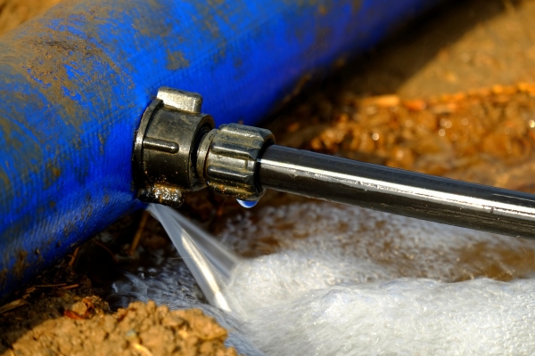 Een lek in een tijdelijke waterleiding op een werf. Foto: Holger Schué via Pixabay