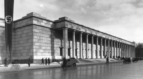 München, Haus der Deutschen Kunst, ca. 1937/1940. Collectie Bundesarchiv, Bild 146-1990-073-26 / CC-BY-SA 3.0 via Wikimedia Commons