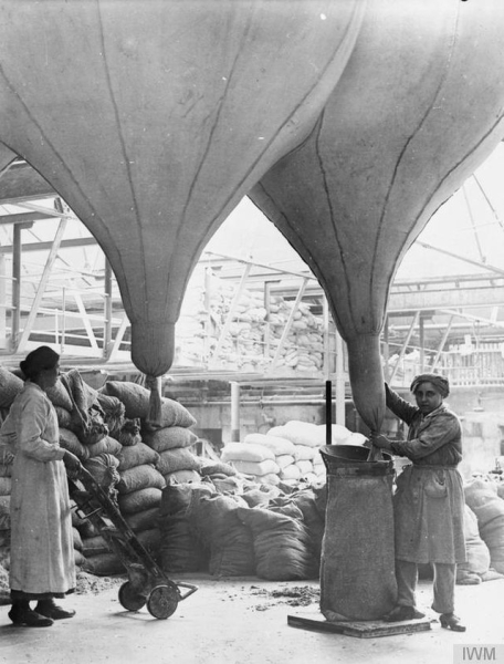 Vrouwen aan het werk in een Lancashire Asbestos Factory. De asbestindustrie verwerkte de ruwe asbest. Foto: G.P. Lewis, collectie Imperial War Museum, via Wikimedia Commons, CC0.
