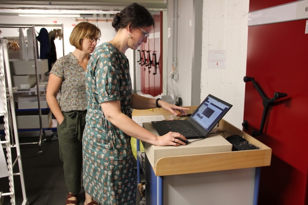 Twee textielconservatoren van het museum updaten de gegevens van de collectiestukken in de databank. Foto: FARO/LVR-Industriemuseum