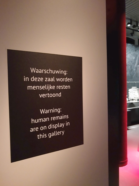 Waarschuwingsbord in museum © FARO