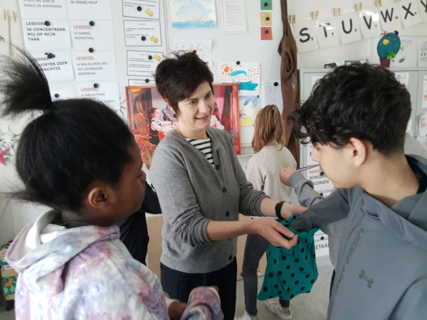 Erfgoedklasbakken Katrijn D'hamers & Hildegarde van Genechten in De Leerexpert Schoolstraat (Antwerpen) tijdens Erfgoedweken 2024 © FARO