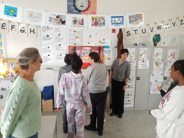 Erfgoedklasbakken Katrijn D'hamers & Hildegarde van Genechten in De Leerexpert Schoolstraat (Antwerpen) tijdens Erfgoedweken 2024 © FARO