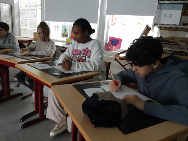 Erfgoedklasbakken Katrijn D'hamers & Hildegarde van Genechten in De Leerexpert Schoolstraat (Antwerpen) tijdens Erfgoedweken 2024 © FARO