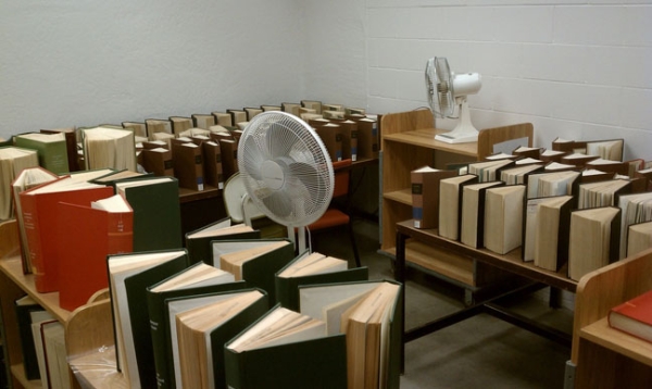 Door een waterlek vochtig geworden boeken kunnen drogen aan de lucht met behulp van huishoudelijke ventilatoren. Foto: Iowa State University