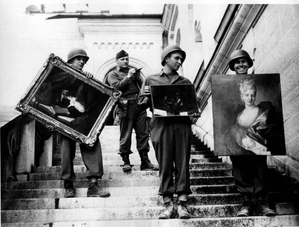 'Monuments Men' halen aan het einde van de Tweede Wereldoorlog gestolen kunst uit kasteel Neuschwanstein terug onder toezicht van kapitein James Rorimer © NARA 239-RC-14-5