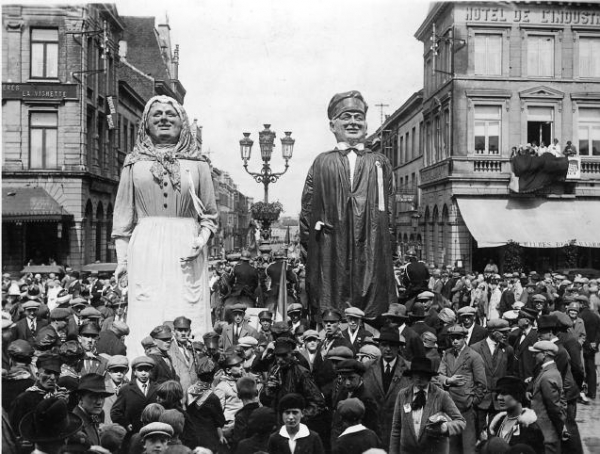 Reuzen Jan en Mie op de statieplaats voor het station Tienen, 10 juni 1928