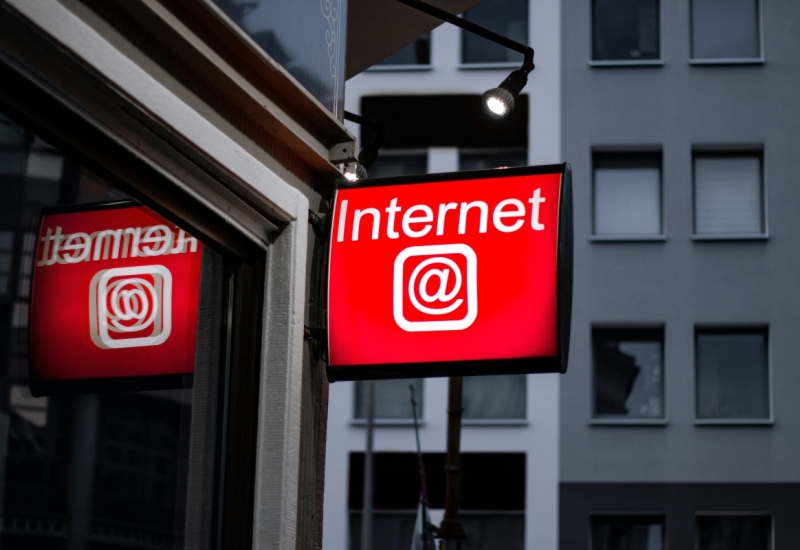 Neon opschrift 'Internet'. Foto: Leon Seibert via Unsplash