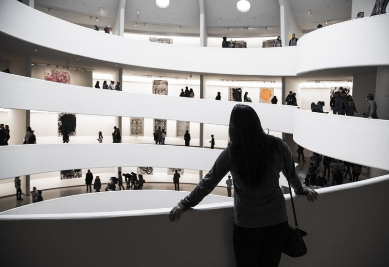 Een bezoeker kijkt uit over een museum. Foto: Ichigo121212 via Pixabay