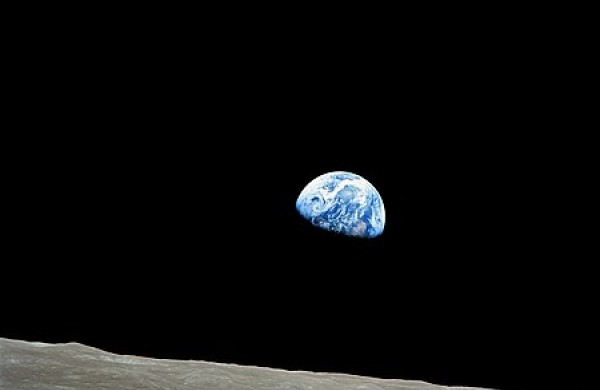 Earthrise, taken on December 24, 1968, by Apollo 8 astronaut William Anders, publiek domein - Wikipedia