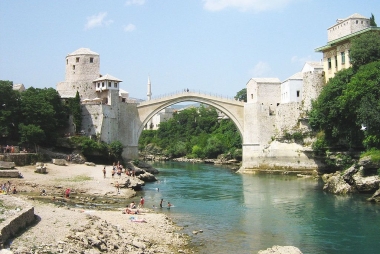 Stari Most, de 'oude brug' over de rivier de Neretva in Mostar, Bosnië en Herzegovina via Wikipedia Commons