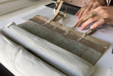 Een perkamentrestaurator aan het werk. © KU Leuven