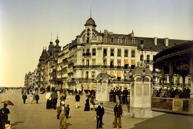 Embankment and entrance to the Kursaal, Ostend, Belgium, ca. 1895, Wikimedia Commons, publiek domein