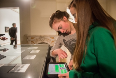 Tieners gebruiken een digitale toepassing in M copyright M-Museum Leuven 