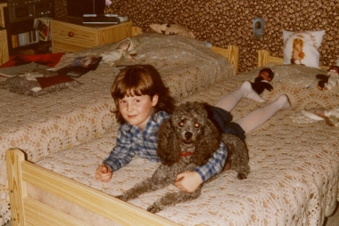 Meisje met hond Flokie op bed, 1983 via Huis van Alijn