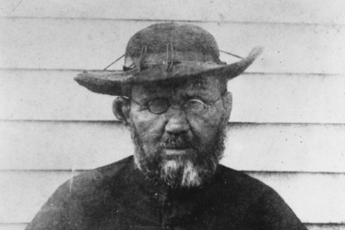 Pater Damiaan als melaatse, in 1888, het jaar voor zijn dood. De foto is gemaakt door William Brigham. Wikimedia Commons, publiek domein.