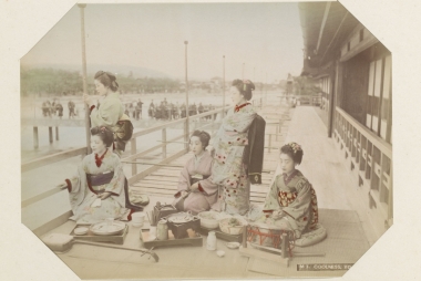 Groepsportret van vijf Japanse vrouwen aan de maaltijd in Kyoto, anoniem, ca. 1870 - ca. 1900 via Rijksstudio 