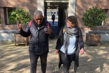 Verzamelnetwerker Jules en FARO-adviseur Elien op weg naar het Amsterdam Museum