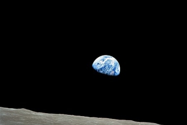 Earthrise, taken on December 24, 1968, by Apollo 8 astronaut William Anders, publiek domein - Wikipedia