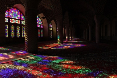 Interieur van de Nasir ol Molk Moskee in Shiraz, Iran. Ayyoubsabawiki via Wikimedia Commons, CC BY-SA 4.0