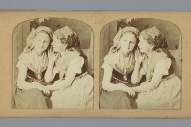 Twee vrouwen in fluisterend gesprek, Florent Grau, 1855 – 1868 via Rijksstudio 