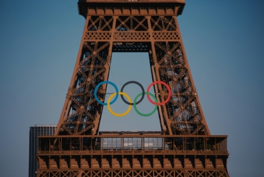 Olympische ringen op de Eifeltoren. Foto: Bo Zhang via Unsplash