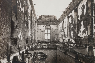 De brand van de Universiteitsbibliotheek van Leuven in 1914, toen nog gevestigd in de Universiteitshal. Foto: © Stadsarchief Leuven