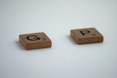 Scrabbleblokjes met het woord G P. Foto: Brett Jordan via Unsplash