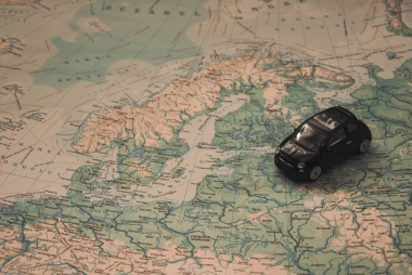 Auto op landkaart Europa. Foto: Pewels via Pixabay