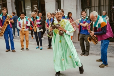 Remork & Karkaba, een unieke fanfare die bestaat uit een blazerssectie en Marokkaanse gnawa-percussie. Foto: © Illias Teirlinck