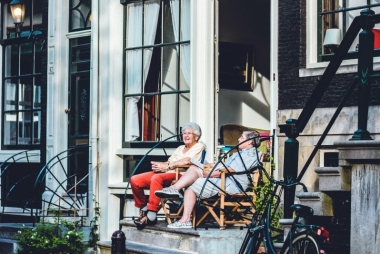 Twee Amsterdamse dames in gesprek. Foto: Laura Thonne via Unsplash