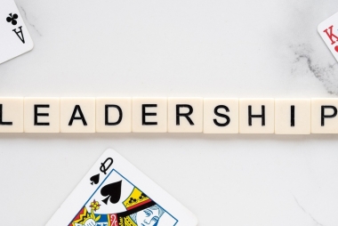 woord 'leadership' in scrabble letters