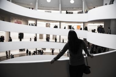Een bezoeker kijkt uit over een museum. Foto: Ichigo121212 via Pixabay