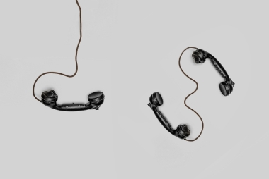 Drie zwarte telefoons, Alex Andrews via Pexels