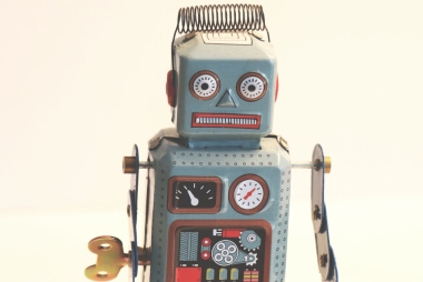Ouderwetse speelgoedrobot uit blik. Foto: Rock'n Roll Monkey via Unsplash